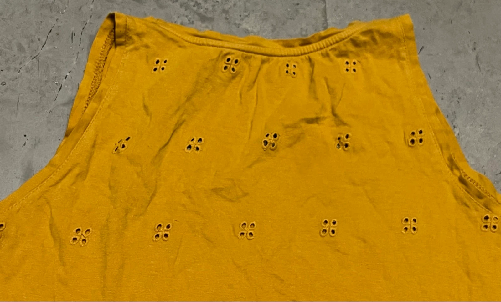 Camiseta naranja con calados  – photo 16